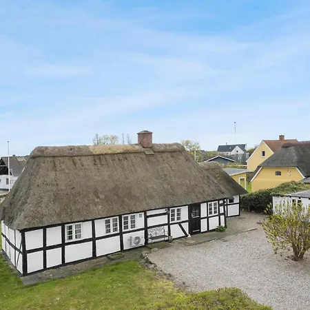 2 Bedroom Stunning In *